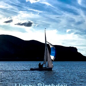 Biglietto d'auguri vuoto per barca a vela blu al tramonto / Compleanno / Festa del papà / Pensando a te / Anniversario / Biglietto nautico / fotografia / llandudno