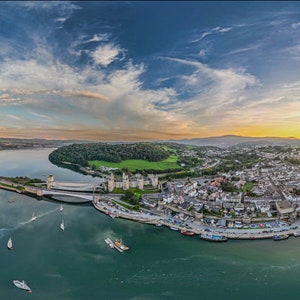 Conwy North Wales / Vista del castello / Biglietto di auguri per le vacanze / Vista sul mare / Vista panoramica / Barche dell'Esturia / Immagine costiera / Ponte sospeso