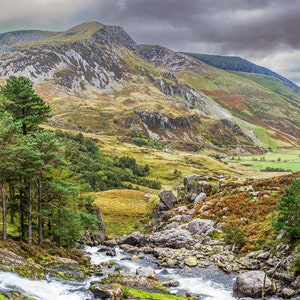 O Vale Snowdonia oferece uma vista pitoresca das montanhas a partir do chalé Ogwen, com vista para o Afon Ogwen, no norte do País de Gales.