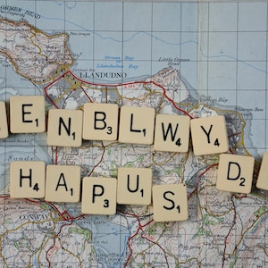 PENBLWYDD HAPUS Scrabble und Karte Grußkarte. Karte der walisischen Wörter von LLandudno und Conwy in Nordwales