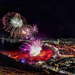 Llandudno Feuerwerk bei Nacht | Straßenlaterne | Landschaftsfotografie | Rundblick | Nordwales | Conwy| Feuerwerk | November