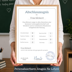 Könnte beinhalten: Ein gerahmtes Zertifikat mit dem deutschen Text "Abschlusszeugnis" und "Frau Kleinert". Das Zertifikat enthält Leistungsbewertungen und trägt die Bezeichnung "Personalisierbares Zeugnis für Lehrer". Der Rahmen ist hellbraun.