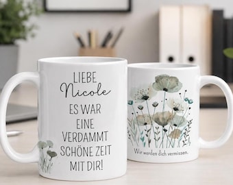 Puede incluir: Dos tazas de cerámica blanca con texto negro e ilustraciones florales en acuarela. La taza de la izquierda dice: LIEBE Nicole ES WAR EINE VERDAMMT SCHÖNE ZEIT MIT DIR! La taza de la derecha presenta un diseño floral y el texto: Wir werden dich vermissen.