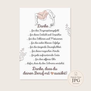 Op de afbeelding: Een witte rechthoekige print met een zwarte lijntekening van een persoon in een yoga-brugpositie met een zachtroze accent. De tekst in het Duits luidt: Danke... für das Fingerspitzengefühl, für deine Geduld und Empathie, für das Erklären und Motivieren, für die vielen kleinen Erfolge, für die steigende Beweglichkeit, für deine magischen Hände, für jede aufmunternde Geste, für dein offenes Ohr, dafür, dass du den Schmerz verstehst. Danke, dass du deinen Beruf mit einem Herz ausübst!