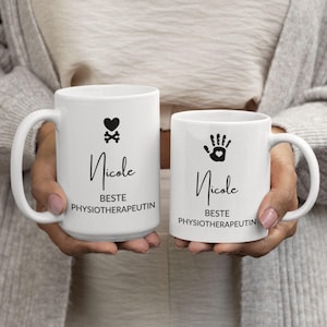 Pode incluir: Duas canecas de cerâmica brancas com texto e gráficos pretos. Uma caneca tem um coração e ossos cruzados, a outra uma impressão de mão com um coração. Ambas as canecas dizem "Nicole" e "BESTE PHYSIOTHERAPEUTIN".
