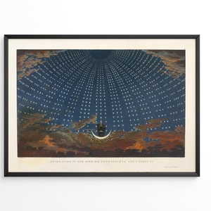 Op de afbeelding: Ingelijste vintage print met een hemelse scène met een sterrenhemel, wolken en een halve maan. Het kunstwerk heeft een donkerblauwe achtergrond met talrijke witte sterren gerangschikt in een koepelvormig patroon. De print zit in een zwart frame.