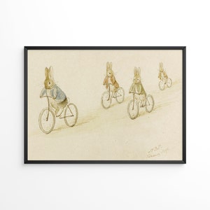 Pode incluir: Uma ilustração vintage de quatro coelhos andando de bicicleta. Os coelhos estão vestidos e andando por um caminho. A ilustração está em uma paleta de cores suaves e tem um toque caprichoso.