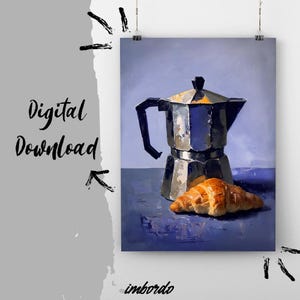 Op de afbeelding: Digitale download kunstafdruk met een stilleven van een zilveren espressomaker en een gouden croissant op een blauwe achtergrond. De woorden "Digital Download" zijn in zwart script geschreven.