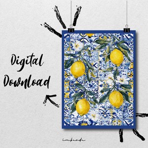 Puede incluir: Descarga digital de una pintura acuarela que representa una rama de limonero con limones amarillos y flores blancas sobre un fondo de azulejos azules y blancos.