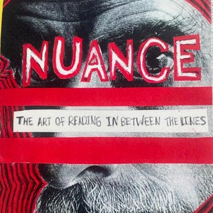 Op de afbeelding: Een collage in rood en zwart met het woord "NUANCE" in witte letters. De tekst "THE ART OF READING IN BETWEEN THE LINES" staat op een witte strook.