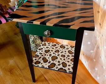 Mesa lateral com estampa animal pintada à mão | Mesa lateral com estampa de tigre e leopardo, móveis maximalistas, mesa de cabeceira exclusiva feita com materiais reciclados