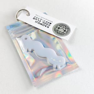 Kaomoji Acryl-Schlüsselanhänger „Wellenkatze“