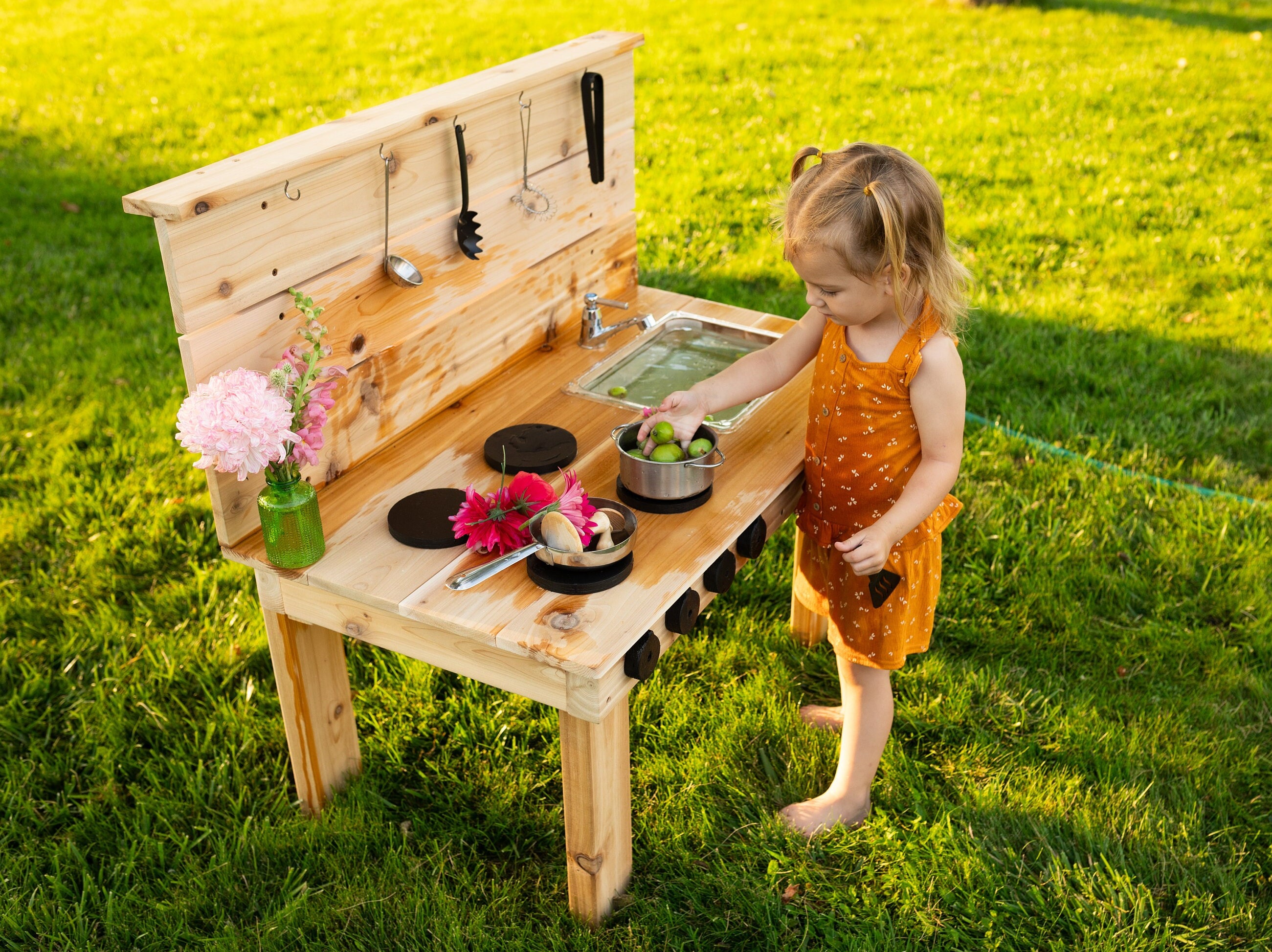 Linda Mía Hogar | Juego de cocina de madera para niños, cocina de juego de simulación con sonidos de clic realistas, grifo dorado, cafetera y accesorios de Linda Mía Hogar | Juego de cocina de madera para niños, cocina de juego de simulación con sonidos de clic realistas, grifo dorado, cafetera y accesorios de