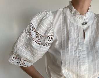 off white with soft pink lace details size sm,deutsche Dirndlbluse mit Spitze,camicia folk con pizzo deadstock german 70s 80s folk blouse