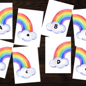 Könnte beinhalten: Acht Regenbogen-Karteikarten mit Groß- und Kleinbuchstaben A, B, C und D, die auf Wolken gedruckt sind. Jede Karte zeigt einen Regenbogen, der sich über eine Wolke wölbt.
