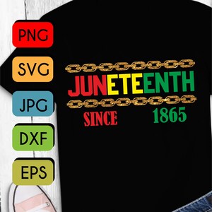 Puede incluir: Una camiseta negra con un diseño de cadena dorada y el texto "Juneteenth Since 1865" en rojo, amarillo y verde.