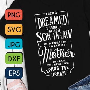 Puede incluir: Una camiseta negra con texto blanco que dice "Nunca soñé con terminar siendo el yerno de una madre increíble, pero aquí estoy viviendo el sueño."