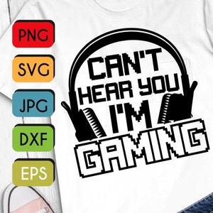 Può includere: Grafica in bianco e nero con un paio di cuffie e il testo "Can't hear you I'm gaming" in un font pixelato.