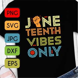 Puede incluir: Una camiseta negra con un diseño gráfico colorido que dice "Juneteenth Vibes Only". El gráfico presenta un puño en alto y una fuente de estilo retro.