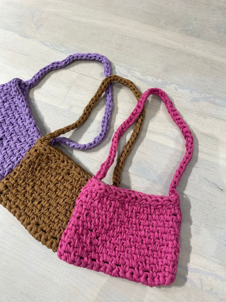 Schema uncinetto o pattern per realizzare ELSA mini BAG CROCHET, borsetta uncinetto a tracolla o spalla immagine 1