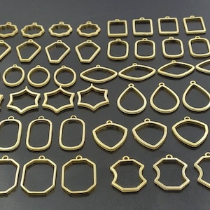 Puede incluir: Juego de tres tazas de cerámica con acabado mate moteado. Las tazas son de color crema, gris claro y gris oscuro. Diseño sencillo y minimalista, ideal para café o té.