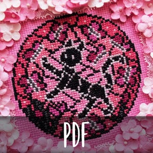 Può includere: Un motivo a punto croce rosa e nero con un design floreale stilizzato. Il motivo è incorniciato da un bordo di fiori di stoffa rosa e pizzo. Il testo "PDF" è stampato in bianco su sfondo nero nella parte inferiore dell'immagine.