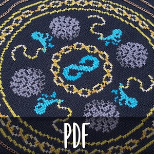 Op de afbeelding: Een donkerblauw kruissteekontwerp met een centraal turquoise oneindigheidssymbool, omringd door een gouden kettingachtige rand. Turquoise figuren en grijze bloempatronen zijn inbegrepen. Het woord "PDF" staat onderaan.