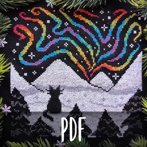 Pode incluir: Padrão de ponto cruz com a silhueta de um gato preto observando uma aurora boreal colorida sobre uma cordilheira nevada. O design inclui o texto "PDF" em branco. A imagem é emoldurada com galhos de sempre-vivas e flocos de neve.