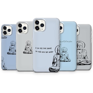 Puede incluir: Cuatro fundas de teléfono diferentes con una imagen en blanco y negro de Buda y una cita sobre amarse a sí mismo. Las fundas son azul claro, gris y blanco.