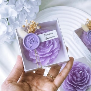 Bomboniera candela rosa peonia, bomboniera candela battesimo fiore personalizzata, candela profumata matrimonio personalizzata, bomboniere fidanzamento Nikkah, regalo lilla dolce 16