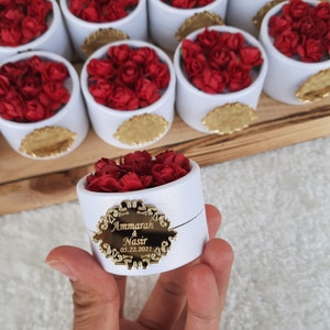Petits cadeaux de mariage, petits cadeaux de mariage, petites boîtes de bonbons, boîte blanche avec fleur rouge, cadeaux de fiançailles rustiques, boîte de bonbons de mariage
