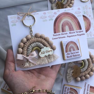 Portachiavi in macramè arcobaleno, bomboniere rustiche per baby shower, bomboniere boho per neonati, regali personalizzati per baby shower, bomboniere magnetiche in macramè