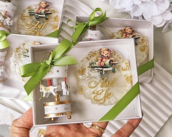 Saliegroene bedankjes voor babyshower: magneetcadeaus carrousel en teddybeer