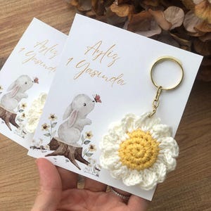 Portachiavi all'uncinetto con margherite fatte a mano, bomboniere per baby shower con margherite, bomboniere per il primo compleanno, bomboniere personalizzate, regali personalizzati per addio al nubilato