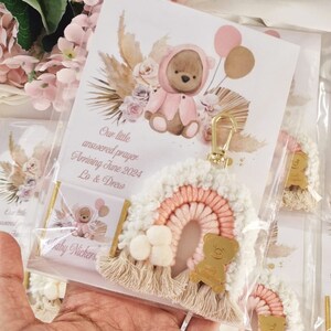 Gepersonaliseerde teddybeer welkom babybedankjes, chocolade verjaardagskaarten, aangepaste teddybeercadeaus, gunsten voor babymeisje, regenboog macramé sleutelhanger geschenken