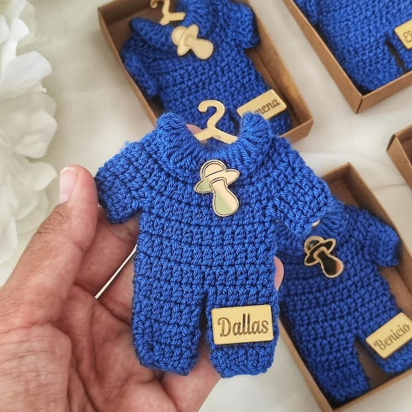 Magnete a forma di body all'uncinetto blu royal, ideale come bomboniera per baby shower.