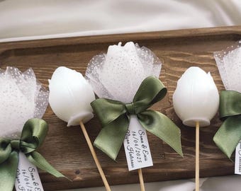 Vela Tulipán como detalle de boda, con cinta y tarjeta personalizadas.