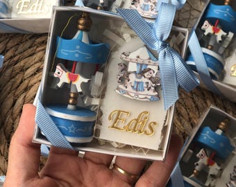 Gepersonaliseerde carrouselmagneet bedankje: handgemaakt houten ornament