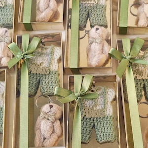 Aangepaste baby shower teddybeer feestartikelen, Salie groene geschenken, Baby miniatuur jurk gehaakte magneet gunsten, Verjaardag teddybeer sleutelhanger geschenken,