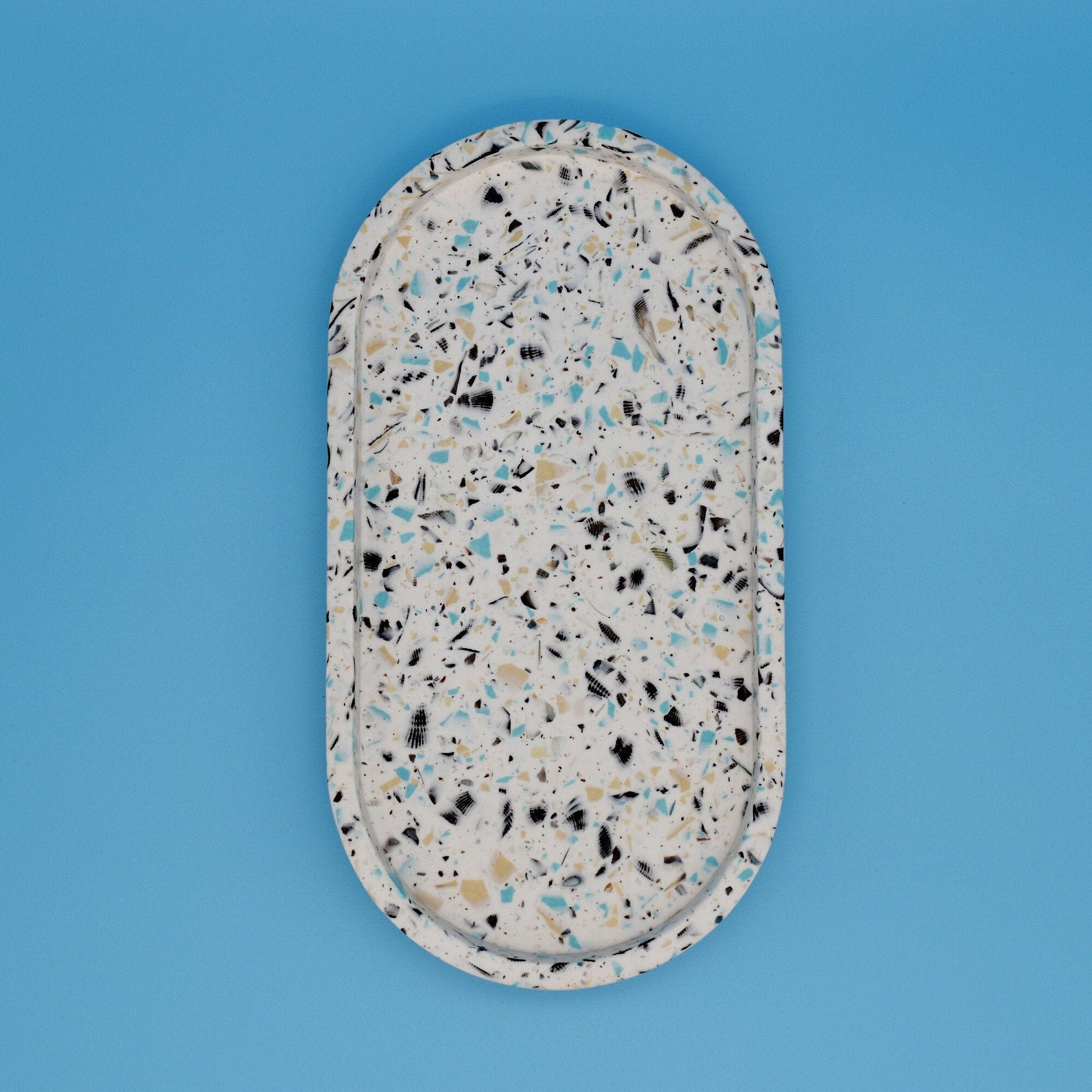 Plateau de Bibelots en Jesmonite Blanche Fait à La Main avec Des Coquillages Recyclés et Du Terrazzo