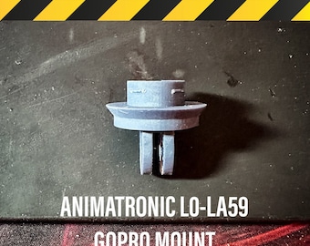 Op de afbeelding: Een grijze GoPro-bevestiging van plastic met de tekst "ANIMATRONIC LO-LA59 GOPRO MOUNT" eronder.