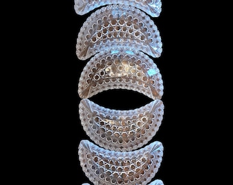 Lot de 6 assiettes anciennes en verre taillé et os