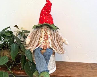 Aardbeienpatchkabouter, aardbeikabouterdecor, handgemaakte aardbeimeisjekabouter, zomerplankoppas, tuinkabouter, boerderijdecor