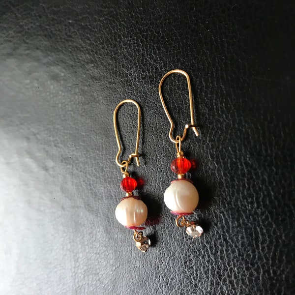 Boucles d'oreilles pendantes avec perles d'eau douce striées, perles facettées orangé, fermoirs métal doré, petits brillants