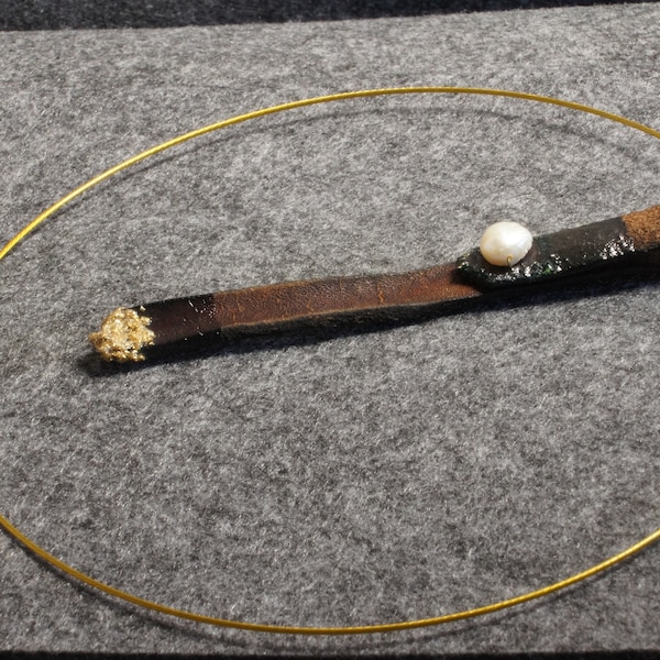 Collier ras de cou sur câble bronze avec suspension en cuir naturel recyclé verni et perle d'eau douce  «Le vieux bout de cuir et la perle»