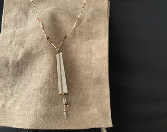 Collier et pendentif unisexe en perles de rocaille avec pendentif blanc et beige «ligne fauve»