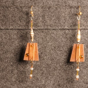 Pendientes largos reversibles, color oro mate, tubulares y rocallas, cartón reciclado “Champagne y galleta rosa”