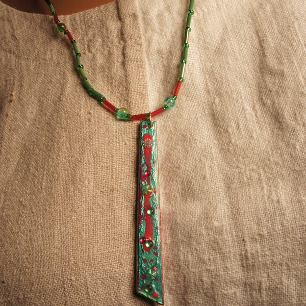 Collier de perles vertes et long pendentif vert et framboise, pierres assorties, fermoir réglable doré    «Jus de framboise dans l'herbe»