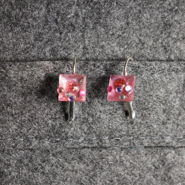 Boucles d'oreilles dormeuses fermoirs argentés extra-légères carrées roses «fraise givrée avec éclats»