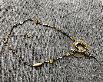 Collier ras de cou, pendentif médaillon serpent couleur bronze, fermoir mousqueton, taille réglable, tons anthracite, miel et or rose.